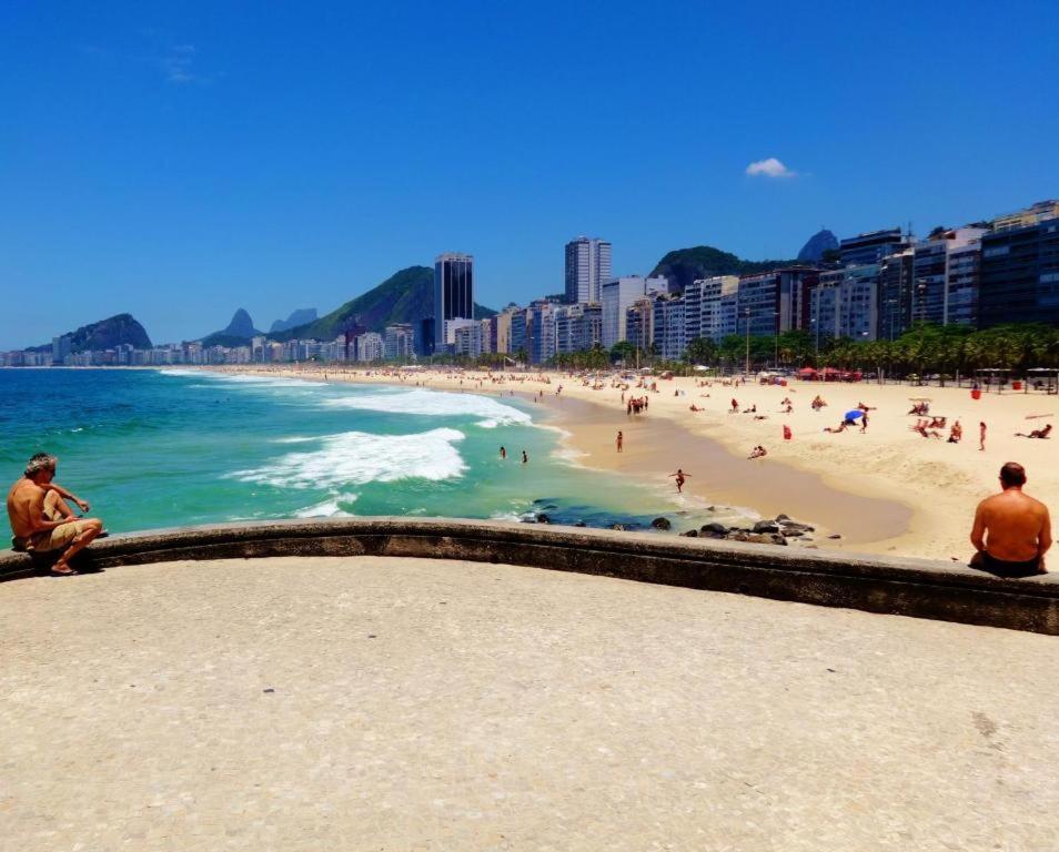 Copacabana: Beachfront Retreat With Modern Comforts 公寓 *