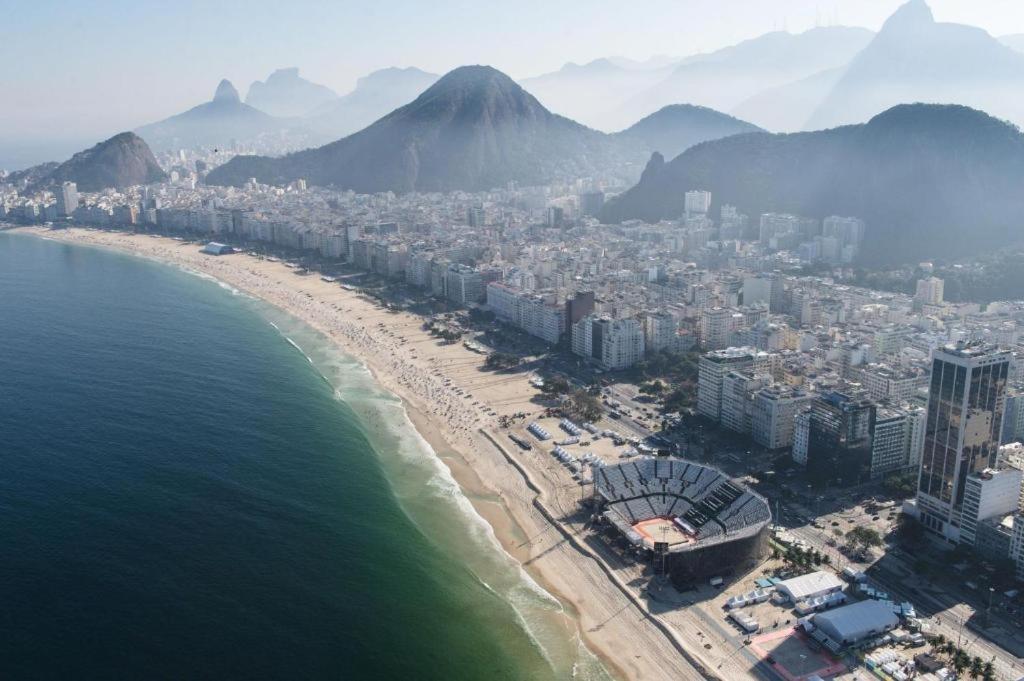 Copacabana: Beachfront Retreat With Modern Comforts *