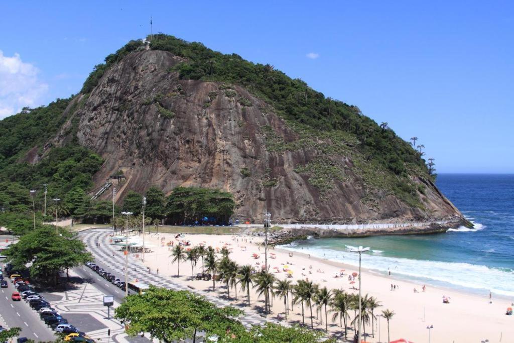 Copacabana: Beachfront Retreat With Modern Comforts 公寓 里约热内卢